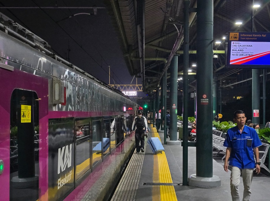 Antisipasi Macet Imbas Demo, Seluruh KA Jarak Jauh Berhenti di Stasiun Jatinegara Antisipasi Macet Imbas Demo, Seluruh KA Jarak Jauh Berhenti di Stasiun Jatinegara