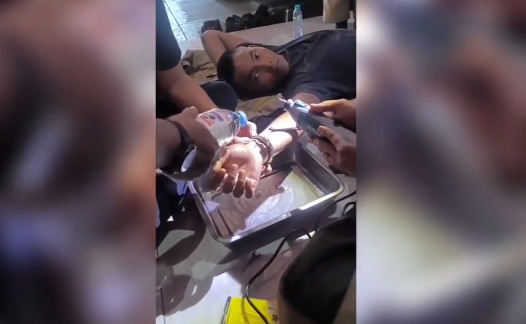 Polisi di Surabaya Kena Prank Ultah, Tangan Diborgol hingga Dievakuasi Damkar Polisi di Surabaya Kena Prank Ultah, Tangan Diborgol hingga Dievakuasi Damkar