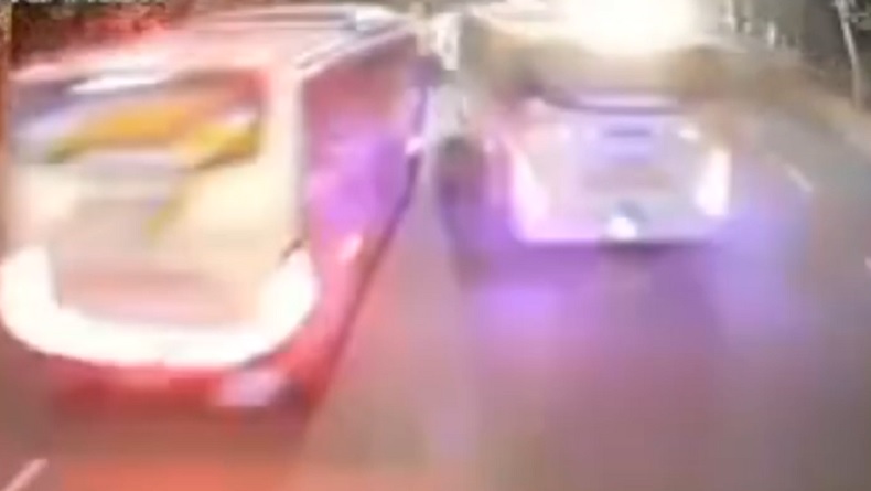 Menegangkan! Detik-Detik 3 Bus Ugal-ugalan Berujung Tabrakan Terekam CCTV di Nganjuk