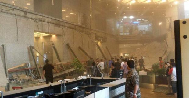 Penampakan Plafon Gedung Bei Yang Runtuh Beton Berserakan