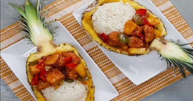 Lezatnya Makan Malam Dengan Nasi Nanas Dan Ayam Asam