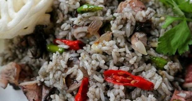 Santapan Spesial Dengan Nasi Goreng Cumi Yang Dimasak Hitam