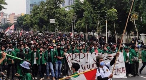 Kocak Media Internasional Soroti Demonstran Yang Kehilangan Sepatu Saat Demo Uu Omnibus Law