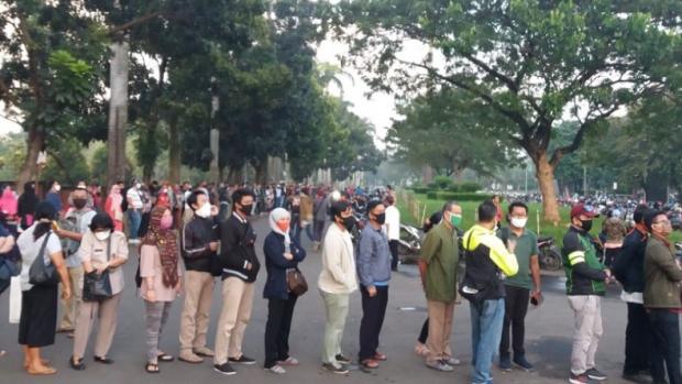 Antre Pemohon Perpanjangan Sim Diminta Kembali Besok