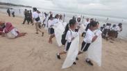 Warga Lokal dan Luar Negeri Bersama-Sama Bersihkan Pantai Kuta Bali