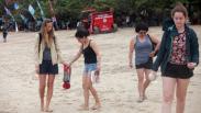 Warga Lokal dan Luar Negeri Bersama-Sama Bersihkan Pantai Kuta Bali