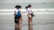 Warga Lokal dan Luar Negeri Bersama-Sama Bersihkan Pantai Kuta Bali