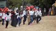 Warga Lokal dan Luar Negeri Bersama-Sama Bersihkan Pantai Kuta Bali