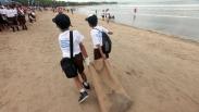 Warga Lokal dan Luar Negeri Bersama-Sama Bersihkan Pantai Kuta Bali