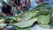 Warga Jateng Gunakan Daun Jati Gantikan Plastik untuk Bungkus Daging Kurban