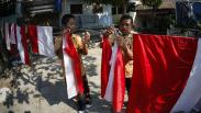 Aksi Siswa SD Negeri di Solo Mencuci Bendera Merah Putih