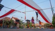Foto Kain Merah Putih Sepanjang 1 Km Mengelilingi Kampung Pekajangan
