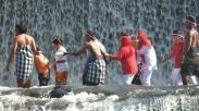 Unik, Warga Lintas Agama Gelar Upacara HUT RI di Sungai Unda Bali