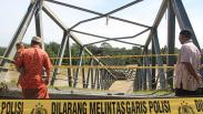 Terkikis Air, Jembatan Penghubung Dua Kecamatan di Aceh Barat Ambruk Terkikis Air, Jembatan Penghubung Dua Kecamatan di Aceh Barat Ambruk