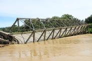 Terkikis Air, Jembatan Penghubung Dua Kecamatan di Aceh Barat Ambruk Terkikis Air, Jembatan Penghubung Dua Kecamatan di Aceh Barat Ambruk