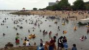 Libur Hari Raya Galungan, Wisatawan Padati Pantai Sanur Bali di Tengah Pandemi