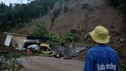 15 Rumah Tertimbun Tanah Longsor di Desa Sukamulya Garut