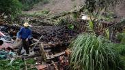 15 Rumah Tertimbun Tanah Longsor di Desa Sukamulya Garut