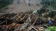 15 Rumah Tertimbun Tanah Longsor di Desa Sukamulya Garut