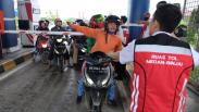 Jalan Utama Deli Serdang Banjir, Pengendara Motor Memaksa Masuk Tol Semayang  