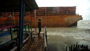 Kapal Tongkang Angkut Batu Bara Terdampar di Pantai Utara Tegal