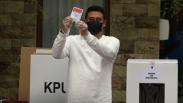Kompak Berbaju Putih, Bobby Nasution dan Kahiyang Ayu Nyoblos di TPS 22 Medan
