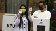Kompak Berbaju Putih, Bobby Nasution dan Kahiyang Ayu Nyoblos di TPS 22 Medan