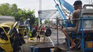 Sopir Mengantuk, Mobil Boks Angkut Buah Ringsek Tabrak Jembatan di Madiun