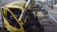 Sopir Mengantuk, Mobil Boks Angkut Buah Ringsek Tabrak Jembatan di Madiun