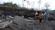 Aliran Lahar Dingin Gunung Semeru Ramai Dikunjungi Warga