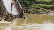 Jembatan Penghubung Desa Darussalam Aceh Utara Putus Diterjang Banjir