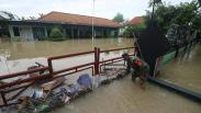 Kali Meluap, Jalan Benjeng Gresik Terendam Banjir