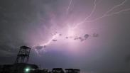 Penampakan Kilatan Petir di Langit Pesisir Indramayu