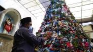 Warga Muslim Surabaya Merangkai Pohon Natal dari Ribuan Masker