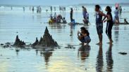Suasana Liburan Tahun Baru di Pantai Double Six Seminyak Bali