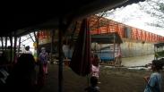 Kapal Tongkang Terdampar Hancurkan 2 Warung di Pantai Utara Tegal