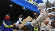 Begini Potret Tri Rismaharini Siapkan Nasi Bungkus untuk Korban Banjir Jember