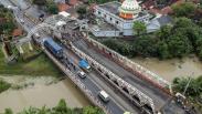 Penampakan dari Udara Jembatan Perbatasan Pekalongan-Pemalang Amblas 2 Meter