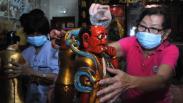 Warga Surabaya Cuci Patung Dewa Jelang Hari Raya Imlek