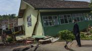 Sekolah Ambruk akibat Pergerakan Tanah di Desa Singajaya Tasikmalaya