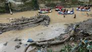 Mengarungi Sungai Babura Medan Sambil Memungut Sampah
