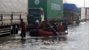 Kaligawe Masih Terendam Banjir, Kemacetan Panjang Truk Terlihat di Jalur Pantura