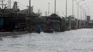 Kaligawe Masih Terendam Banjir, Kemacetan Panjang Truk Terlihat di Jalur Pantura