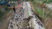 Dinding Tanggul Sungai Cimanuk Roboh, Warga Indramayu Khawatir Kebanjiran