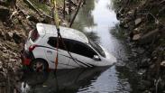 Pengemudi Main HP, Toyota Agya Terjun ke Sungai