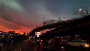 Penampakan Langit Jakarta Indah Berwarna Oranye usai Hujan Reda