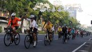 Gowes Keliling Kota Surabaya Memakai Kebaya