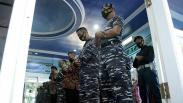 Prajurit TNI AL Salat Gaib Doakan Awak KRI Nanggala