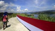 Bendera Merah Putih Sepanjang 700 Meter Hiasi Bukit Teletubbies Jayapura
