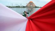 TNI - Polri dan Nelayan Bentangkan Bendera Merah Putih Sepanjang 1.000 Meter